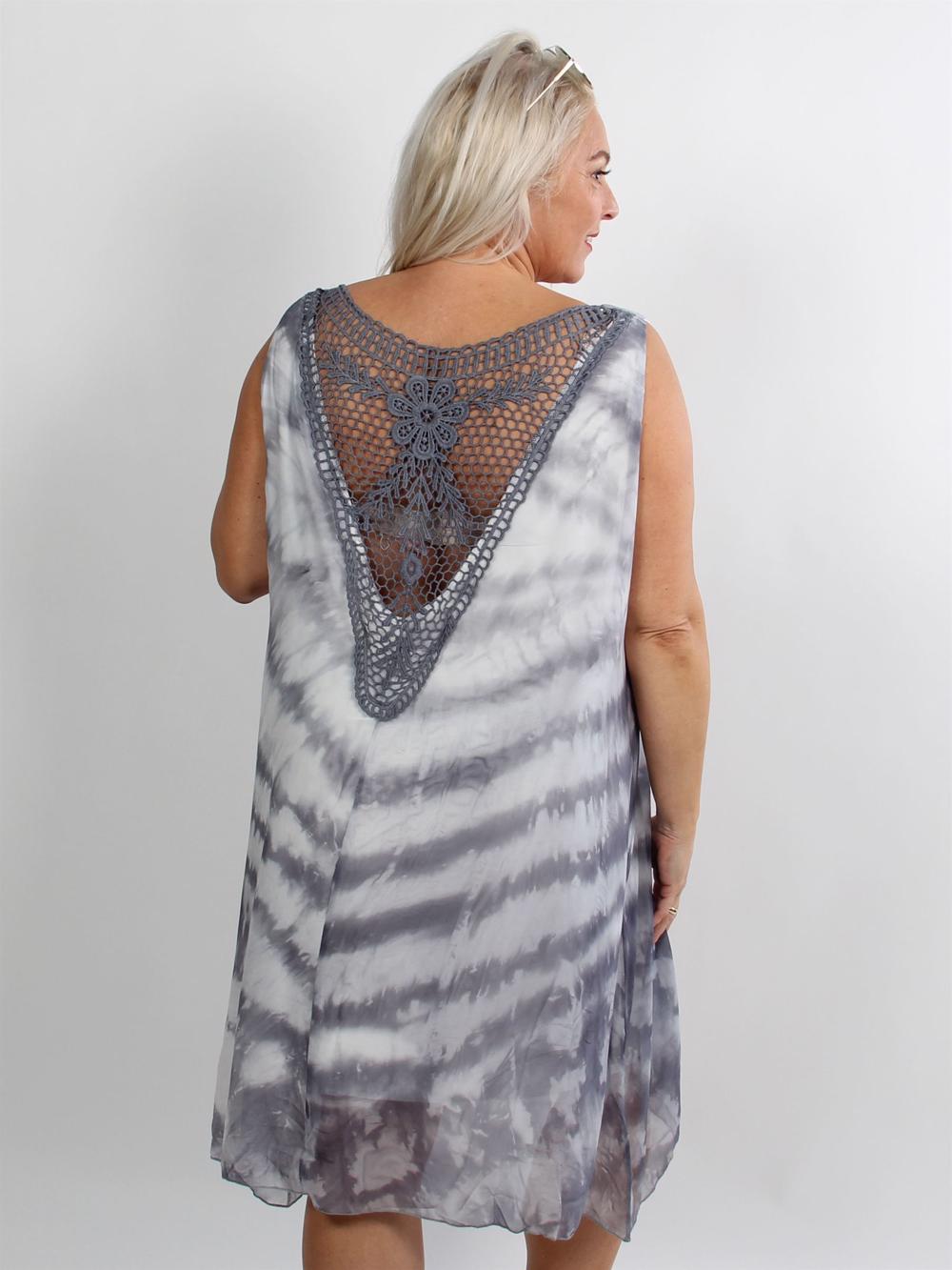 Lucie - Korallfärgad klänning med chiffong och detaljerad rygg